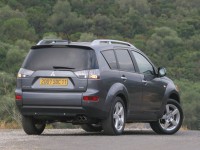 Mitsubishi Outlander XL 2005 photo